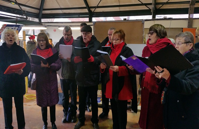 La Chorale Méli-Mélo chante Noël sur le marché de Beaumont