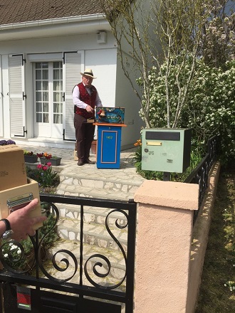 Jusqu'au dimanche 10 mai, le Beaumontois André Tellier joue de l’orgue de barbarie dans son jardin